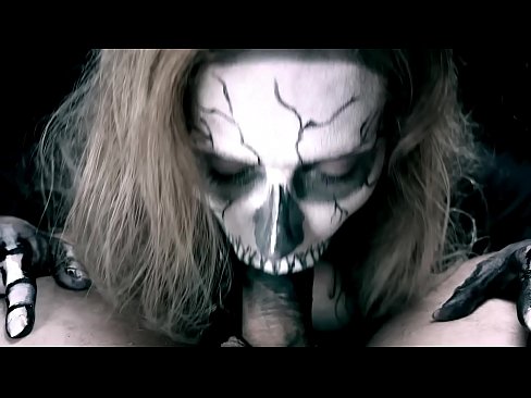 ❤️ Demon cailín sucking coileach lena béal dubh agus shlogtha cum. ️❌ Super sex linn ❤