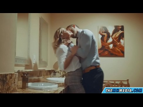 ❤️ Nuair a mheallann blonde busty tú i seomra scíthe poiblí ️❌ Super sex linn ❤